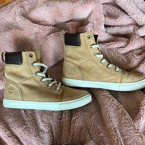 Timberland Skyla women’s boot size 8.5. Tan with white laces